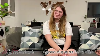 Aufgeregtes 18 jähriges Teen Girl Lina Honour das erste mal vor der Kamera.